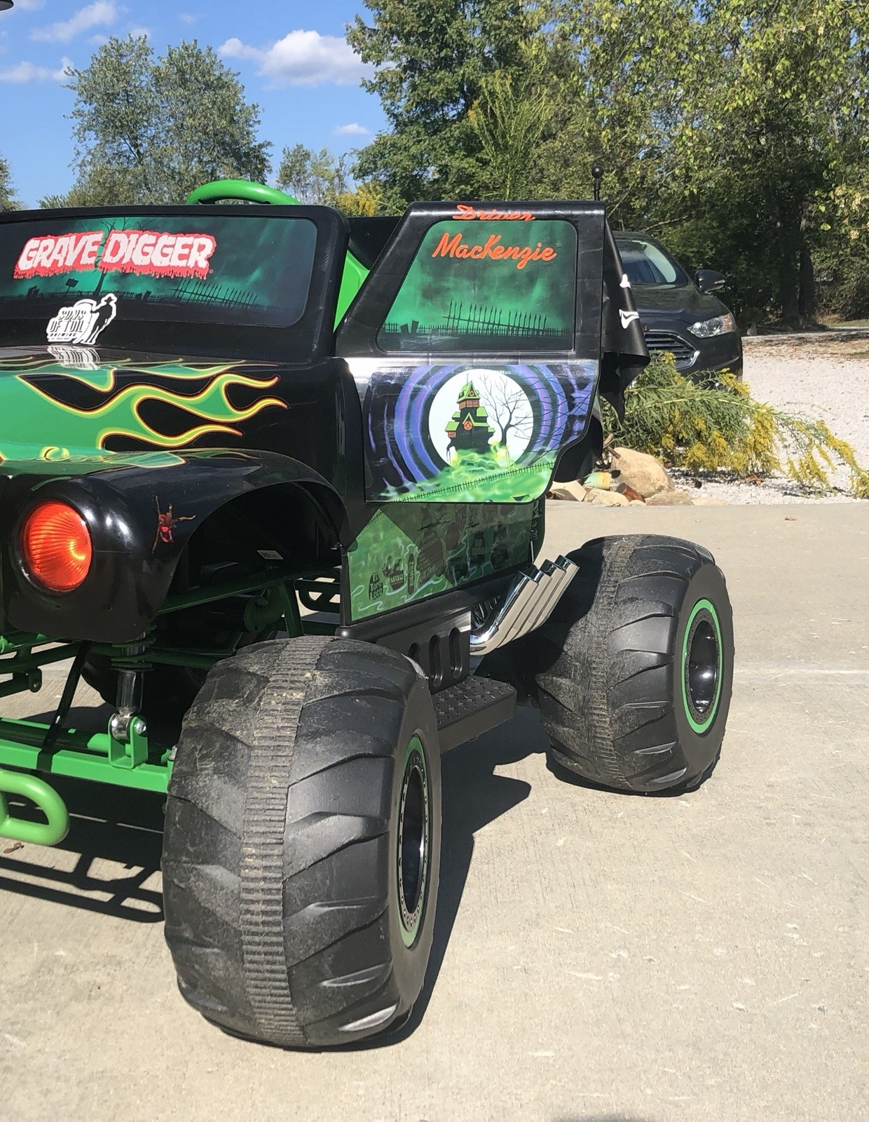 Monster Jam Grave Digger Battery Operated Ride-On Truck Green Black
