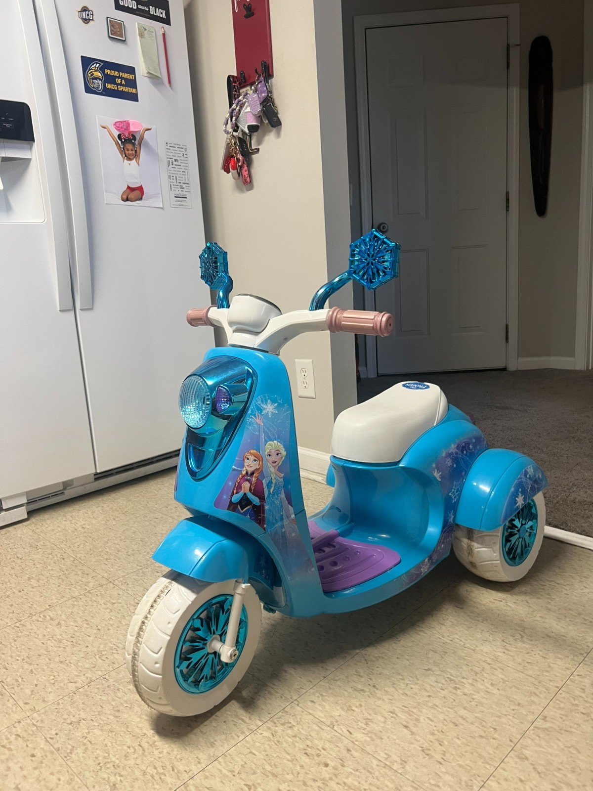 RARE DISNEY FROZEN 3 WHEEL BATTERY OPERATED SCOOTER