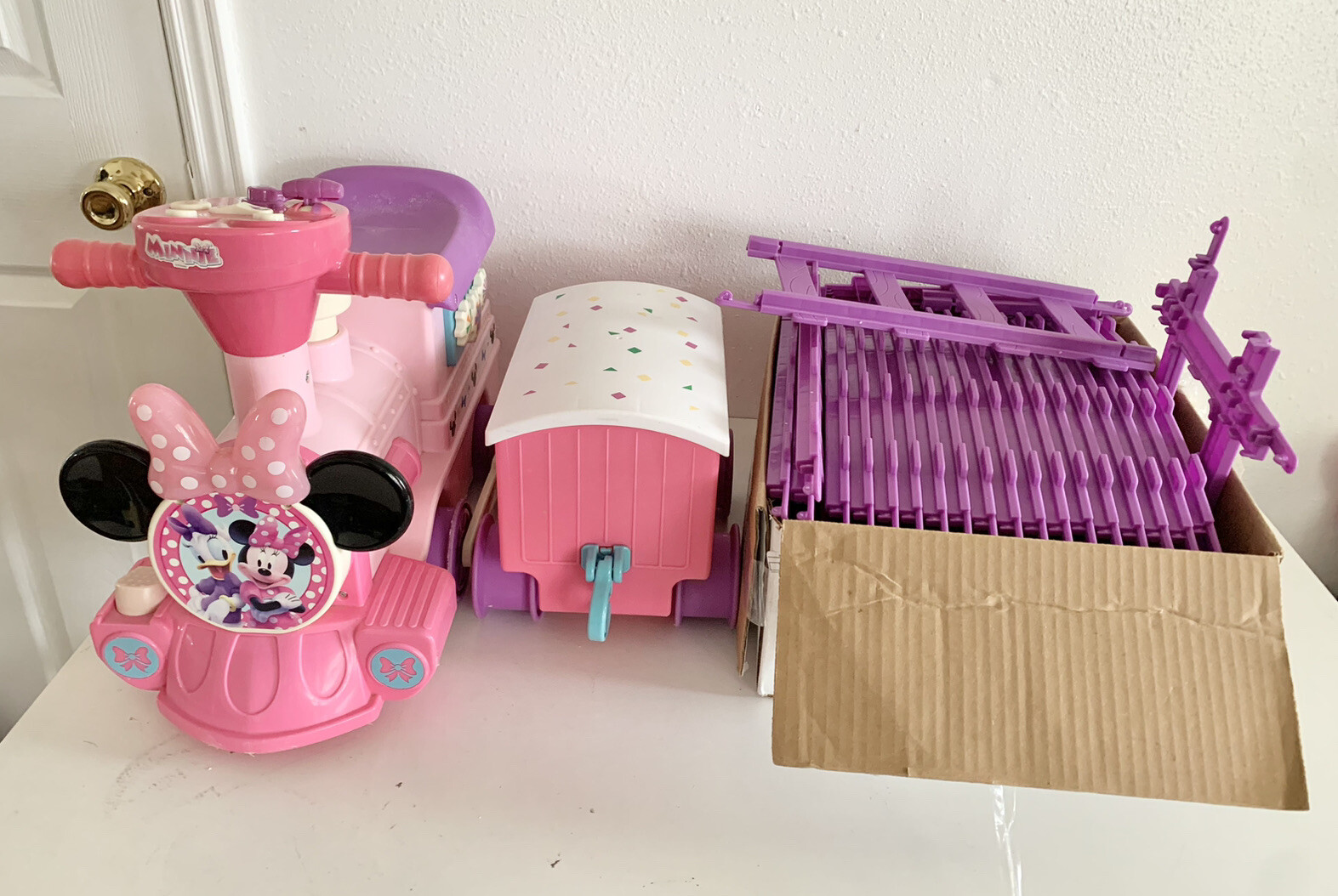 Disney Junior Minnie Train And Tracks – 6v Battery – Charger Not Included
