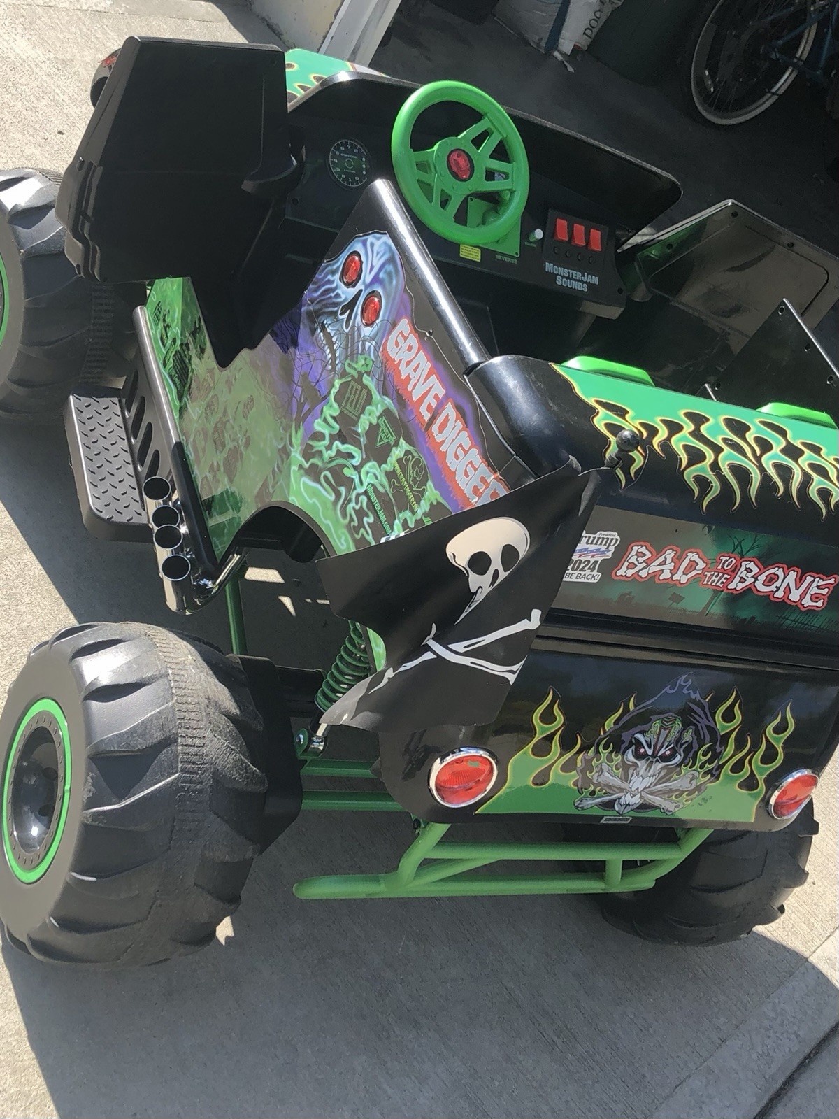 Monster Jam Grave Digger Battery Operated Ride-On Truck Green Black