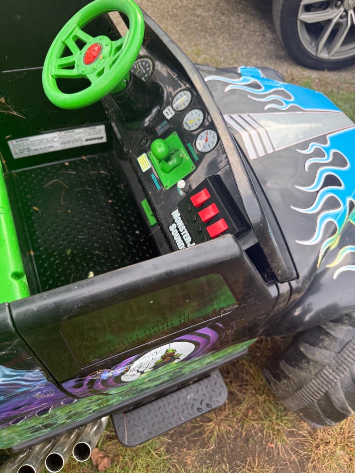 Monster Jam Grave Digger Battery Powered Ride-On Truck Toy, Black/Green