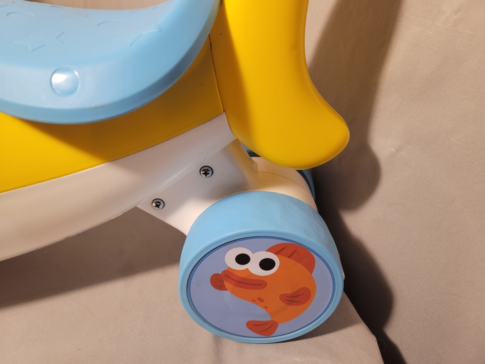 Dynacraft Baby Shark Foot to Floor Unisex Kids Ride-On Toy Age 18-36 Months Fish