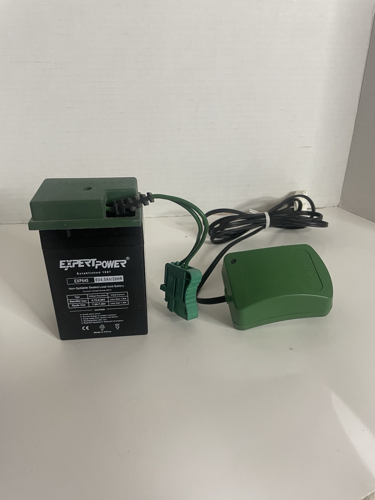 PEG PEREGO 6 VOLT 4 AH 6 VOLT 6 V BATTERY AND CHARGER COMBO IAKB0509 MECB0037U