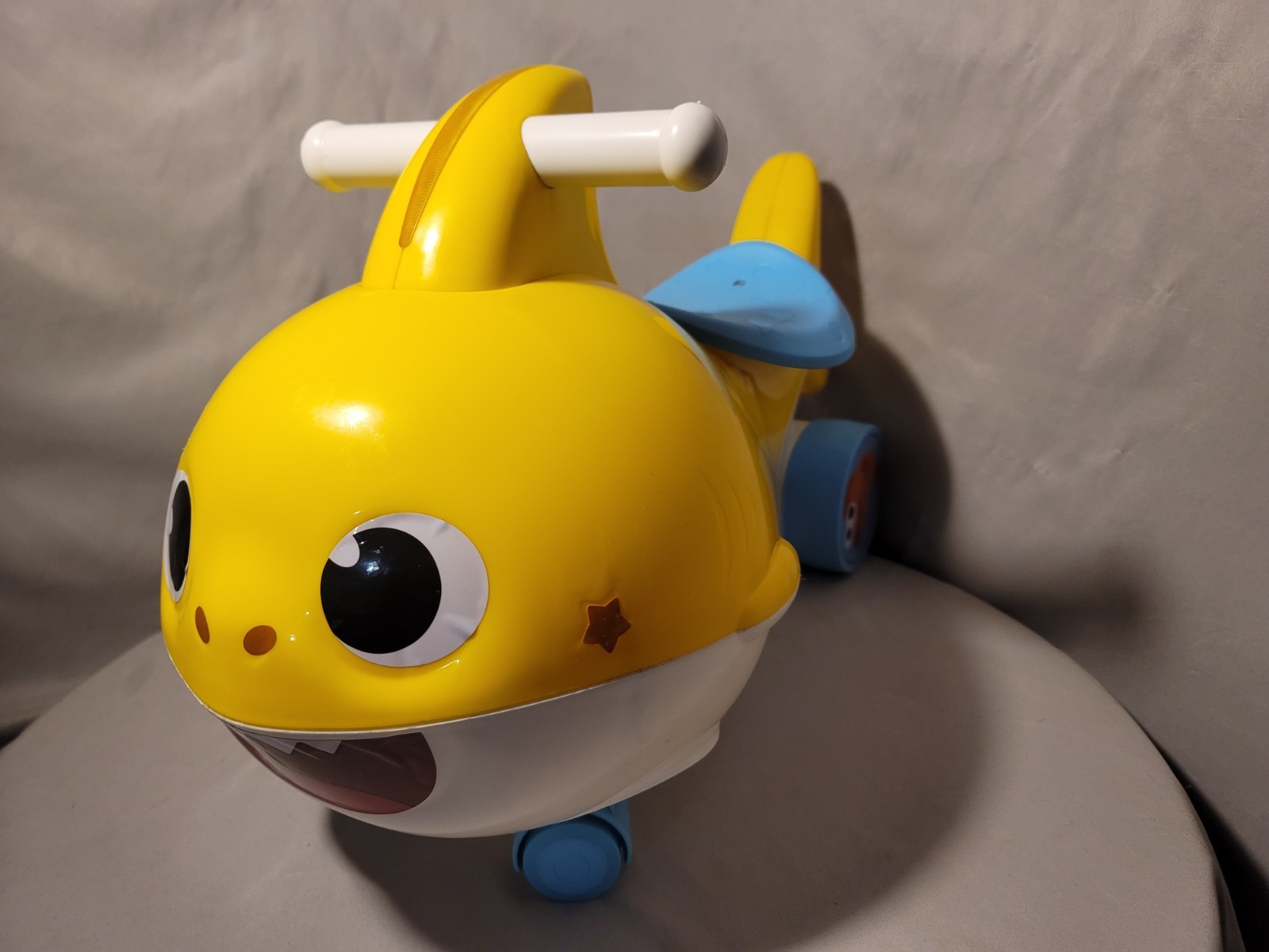 Dynacraft Baby Shark Foot to Floor Unisex Kids Ride-On Toy Age 18-36 Months Fish