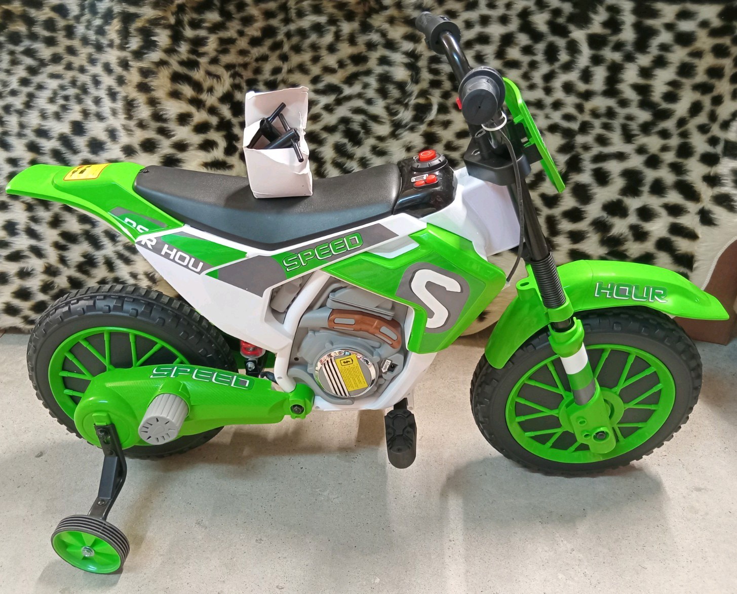 Green Battery Operated Ride-OnMotorcycle with TrainingWheels for Ages3-4 Max30kg