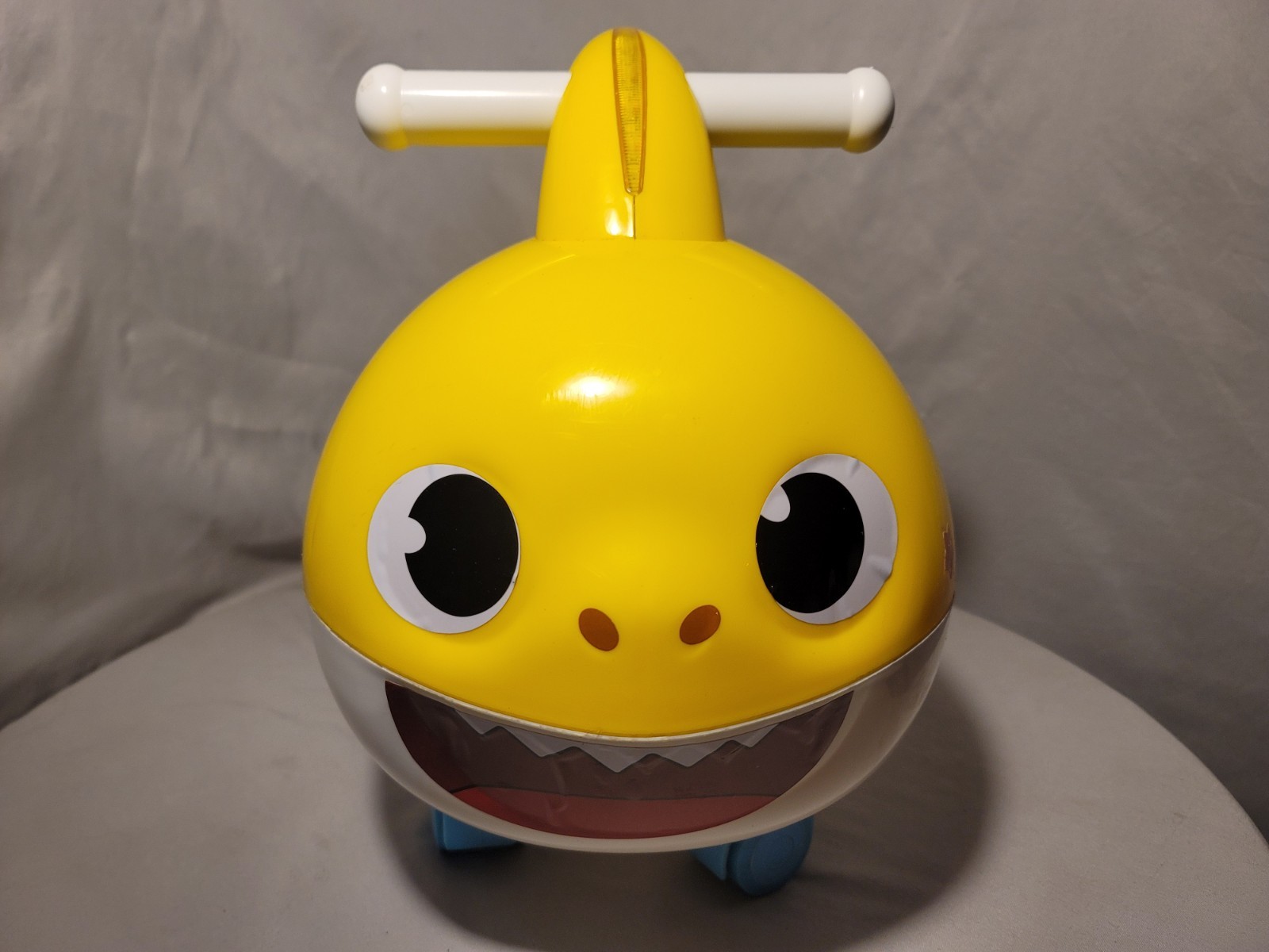 Dynacraft Baby Shark Foot to Floor Unisex Kids Ride-On Toy Age 18-36 Months Fish