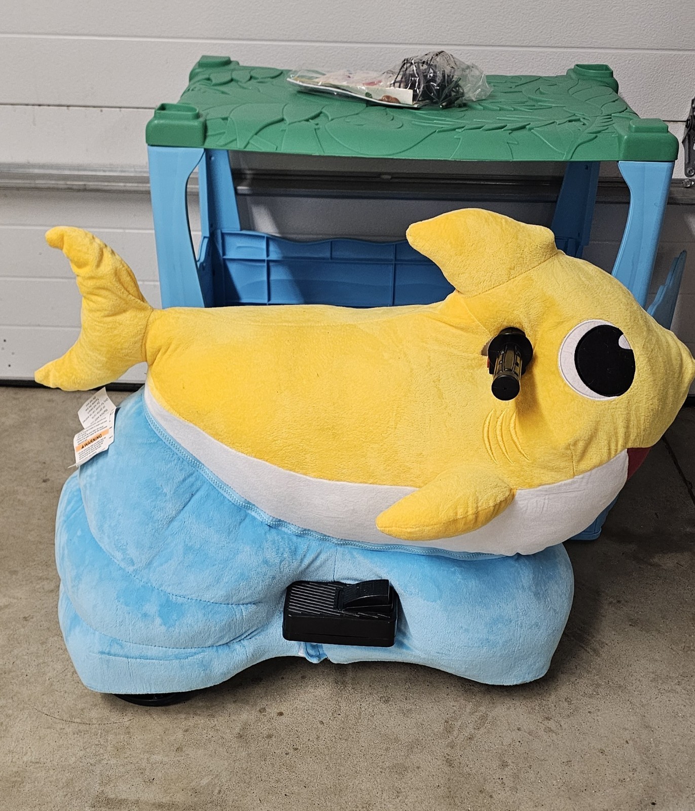 🦈Dynacraft Baby Shark 6V⚡️Super Soft Plush Ride On Toy Ocean Crate Bed