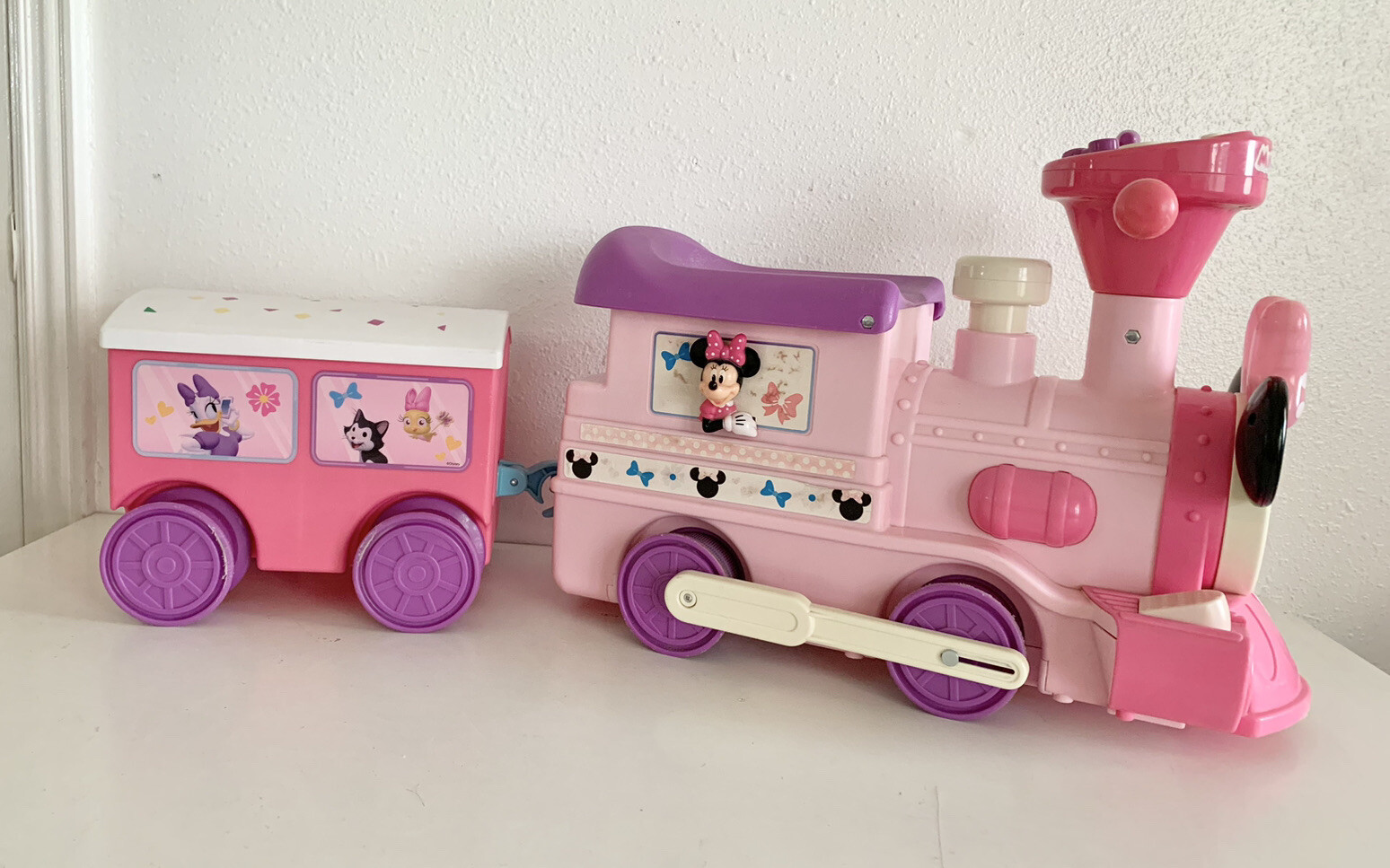 Disney Junior Minnie Train And Tracks – 6v Battery – Charger Not Included