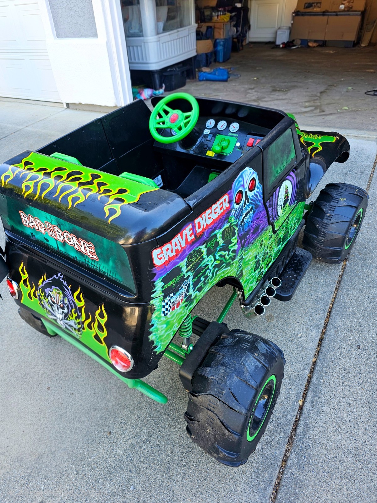 Monster Jam Grave Digger Battery Powered Ride-On Truck Toy, Black/Green