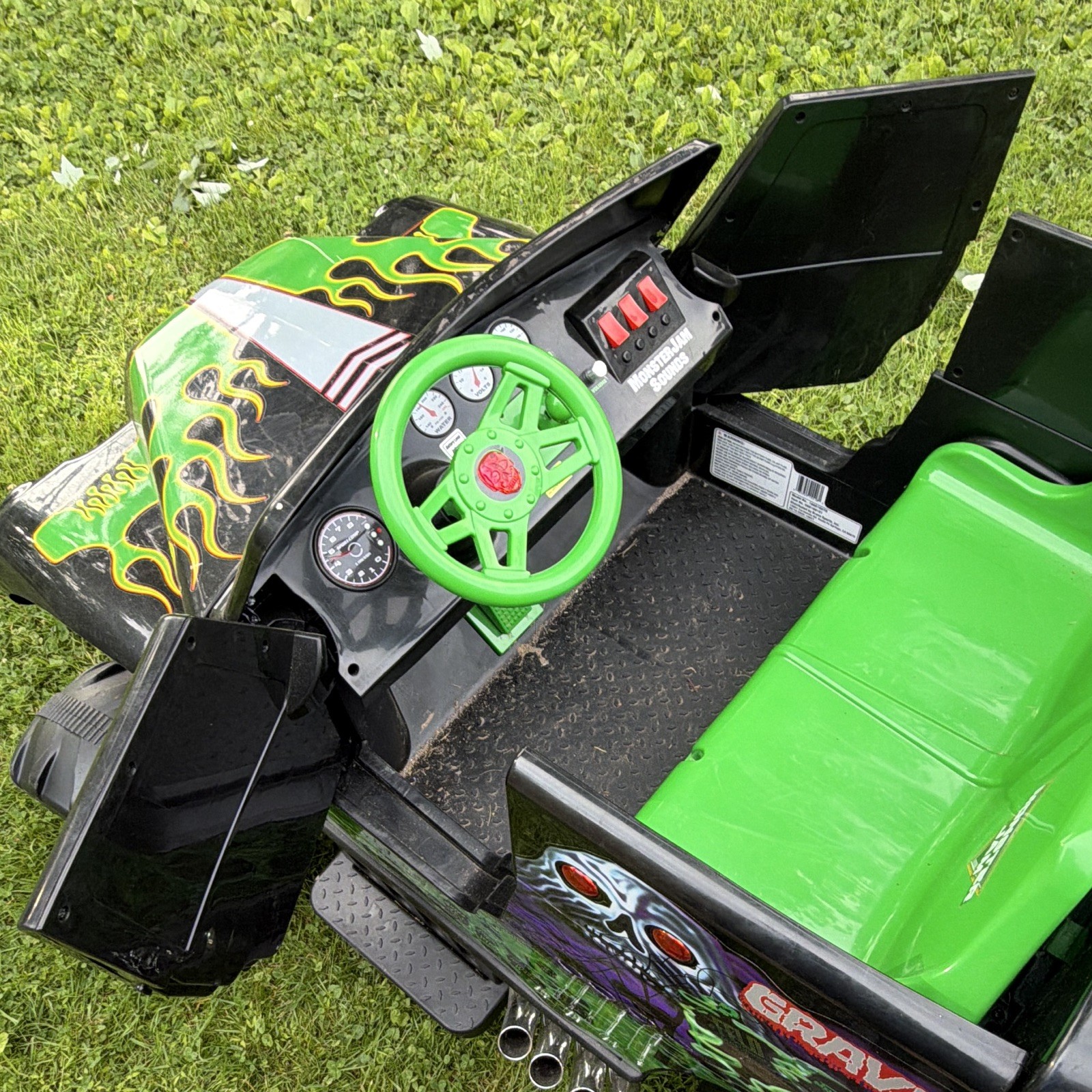 Monster Jam Grave Digger Battery Powered Ride-On Truck Toy, Black/Green