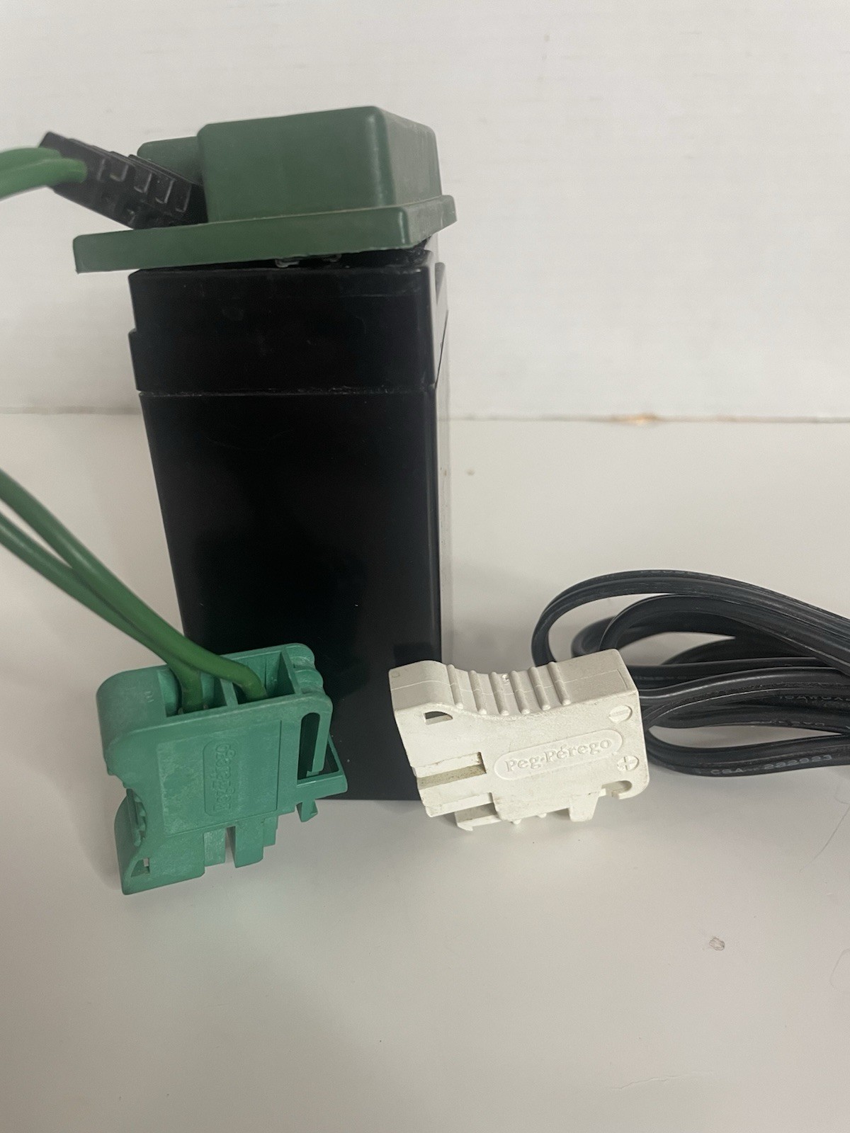 PEG PEREGO 6 VOLT 4 AH 6 VOLT 6 V BATTERY AND CHARGER COMBO IAKB0509 MECB0037U