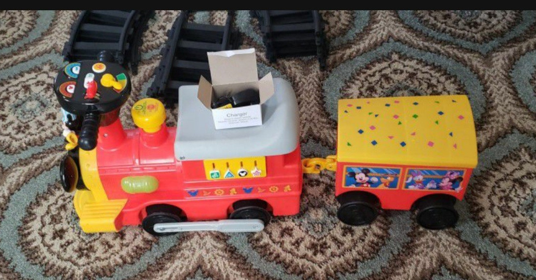 KIDDIELAND MICKEY TODDLER BATTERY OPERATED RIDE ON TOY TRAIN W/ TRACKS & SOUNDS