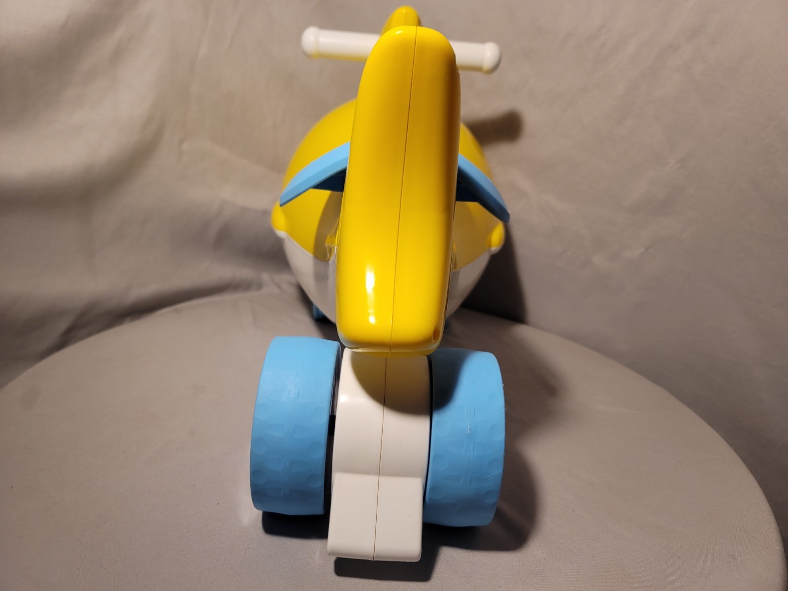 Dynacraft Baby Shark Foot to Floor Unisex Kids Ride-On Toy Age 18-36 Months Fish