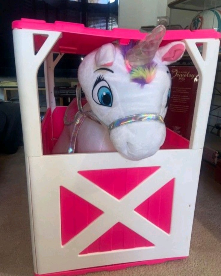 Giant Ride-On UNICORN with Matching Barn-Great for KIDS Parties!! Brand New