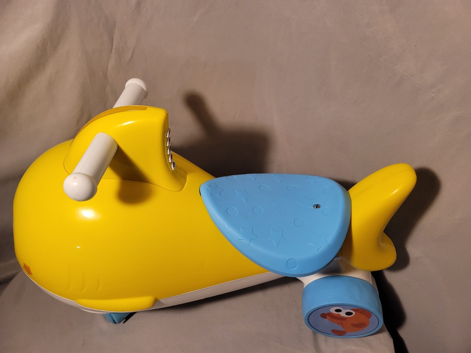Dynacraft Baby Shark Foot to Floor Unisex Kids Ride-On Toy Age 18-36 Months Fish