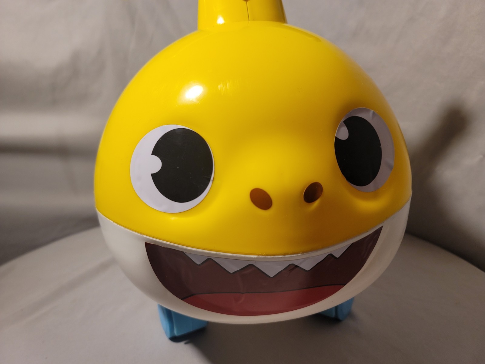 Dynacraft Baby Shark Foot to Floor Unisex Kids Ride-On Toy Age 18-36 Months Fish