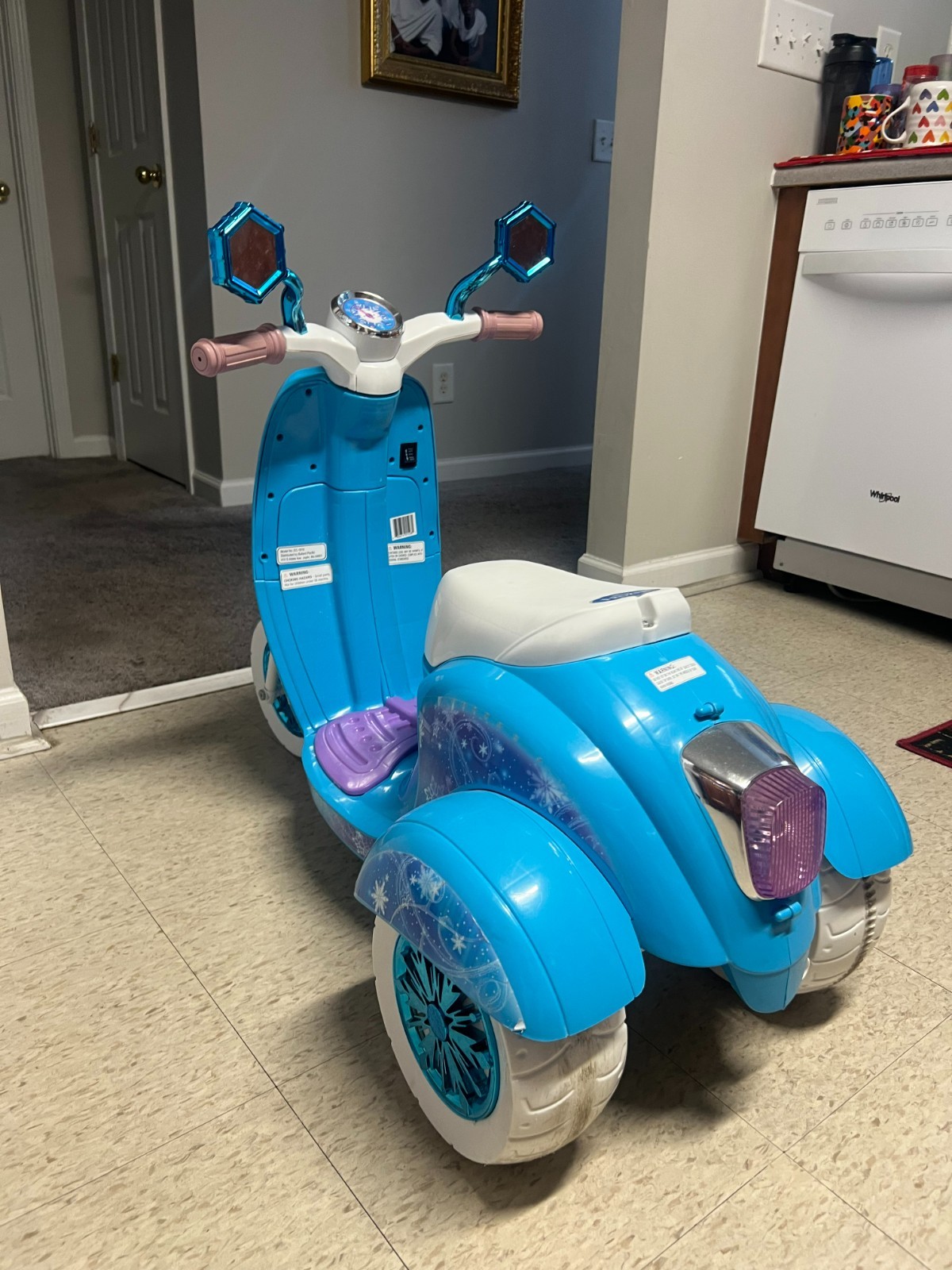 RARE DISNEY FROZEN 3 WHEEL BATTERY OPERATED SCOOTER