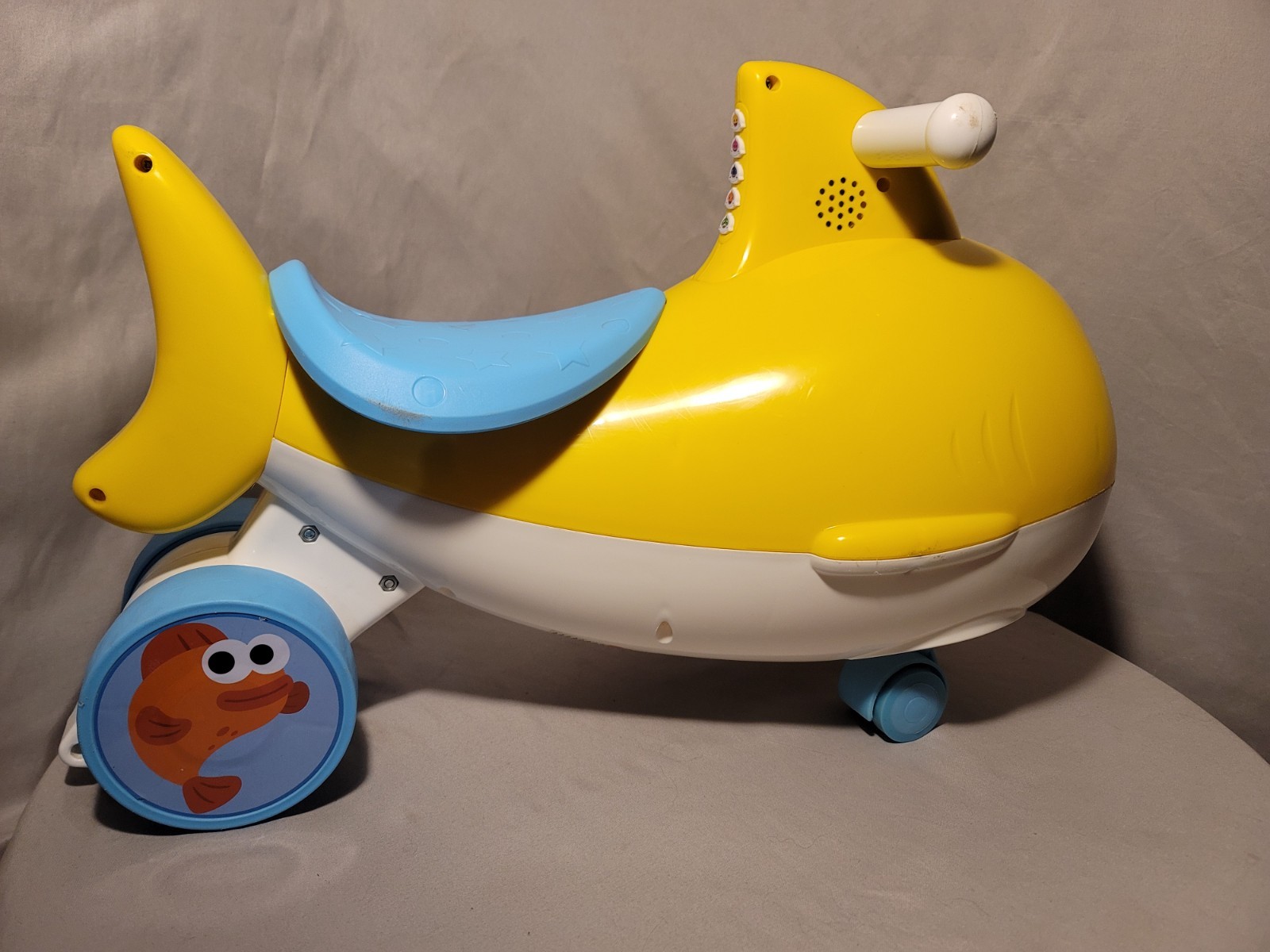 Dynacraft Baby Shark Foot to Floor Unisex Kids Ride-On Toy Age 18-36 Months Fish