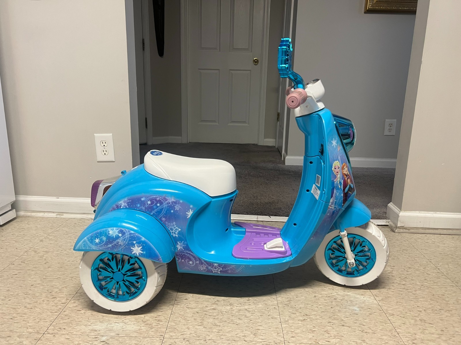 RARE DISNEY FROZEN 3 WHEEL BATTERY OPERATED SCOOTER