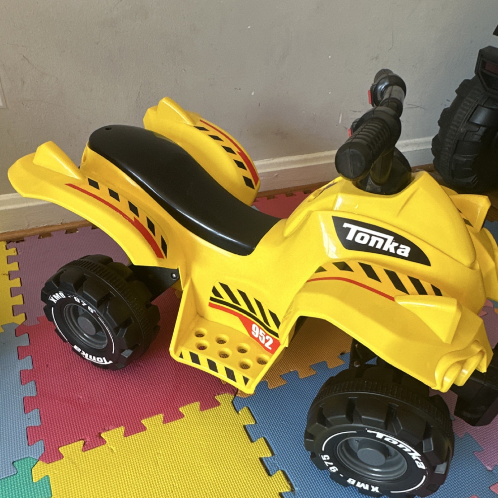 Carrito Tonka Battery Operated Ride-On ATV Yellow Model 19123 Trucks Theme 2021