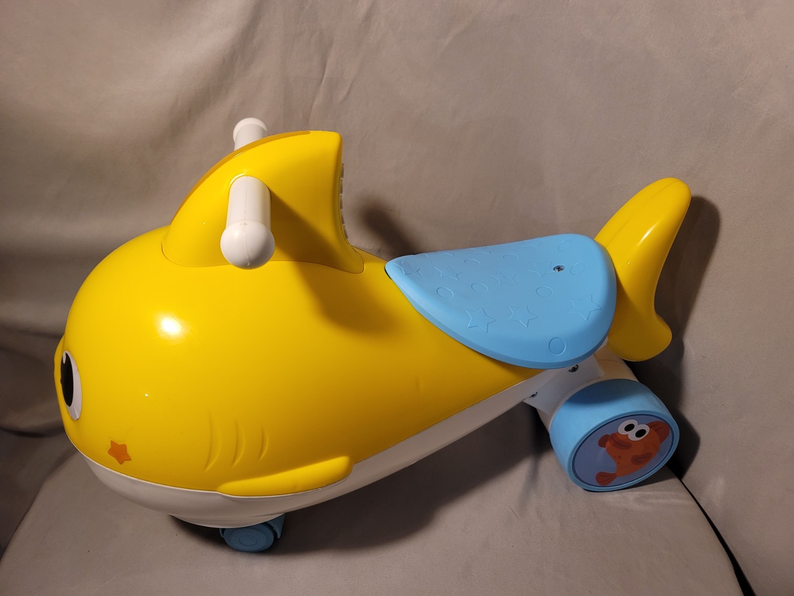 Dynacraft Baby Shark Foot to Floor Unisex Kids Ride-On Toy Age 18-36 Months Fish