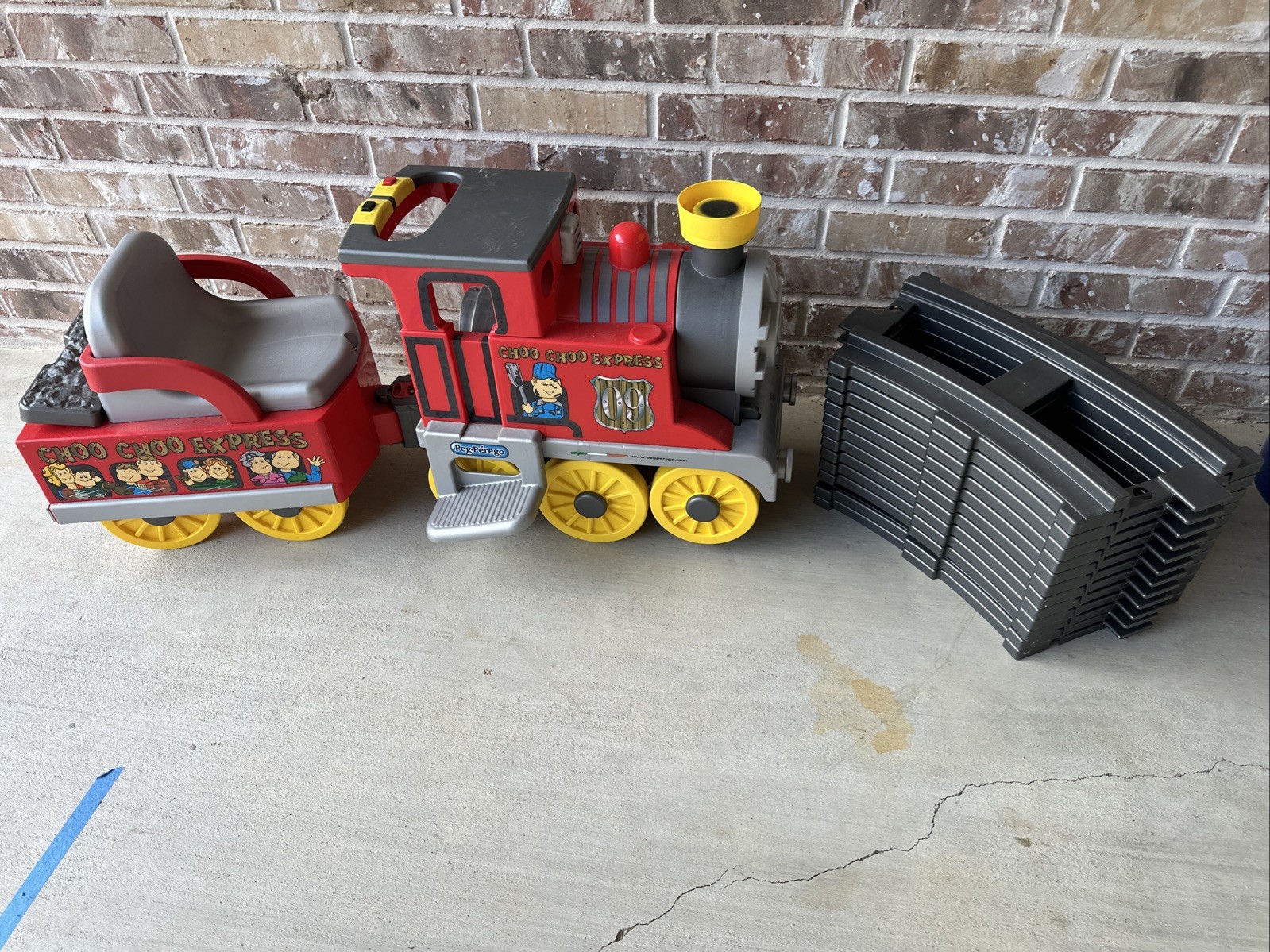 🚂 CHOO CHOO EXPRESS Train Ride On w Track!! Charger & Battery Peg Perego – READ