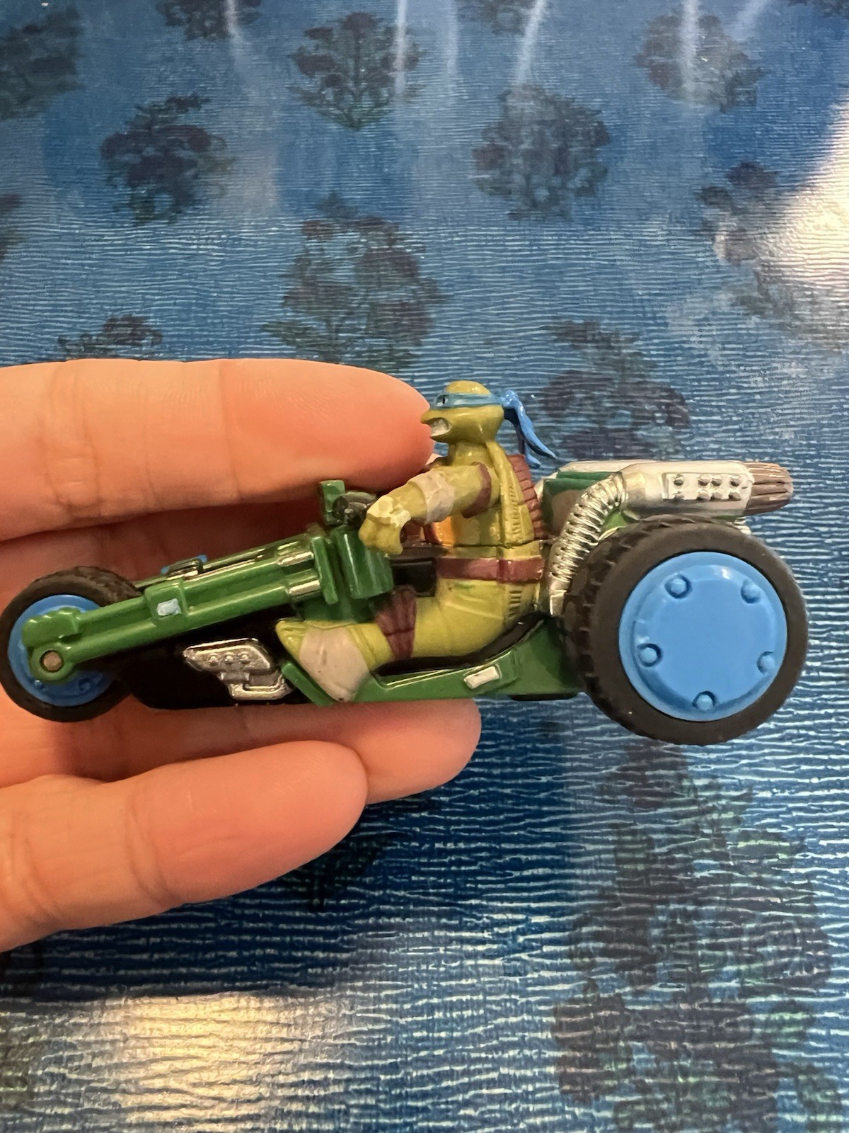 SMALL CARRERRA TEENAGE MUTANT NINJA TURTLE 6V ELECTRIC MOTORCYCLE