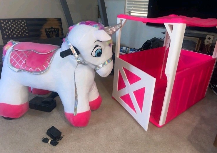 Giant Ride-On UNICORN with Matching Barn-Great for KIDS Parties!! Brand New