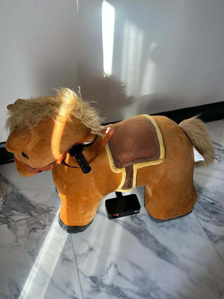 6 Volt Stable Buddies Chestnut Horse Plush Ride-On by Dynacraft With Barn
