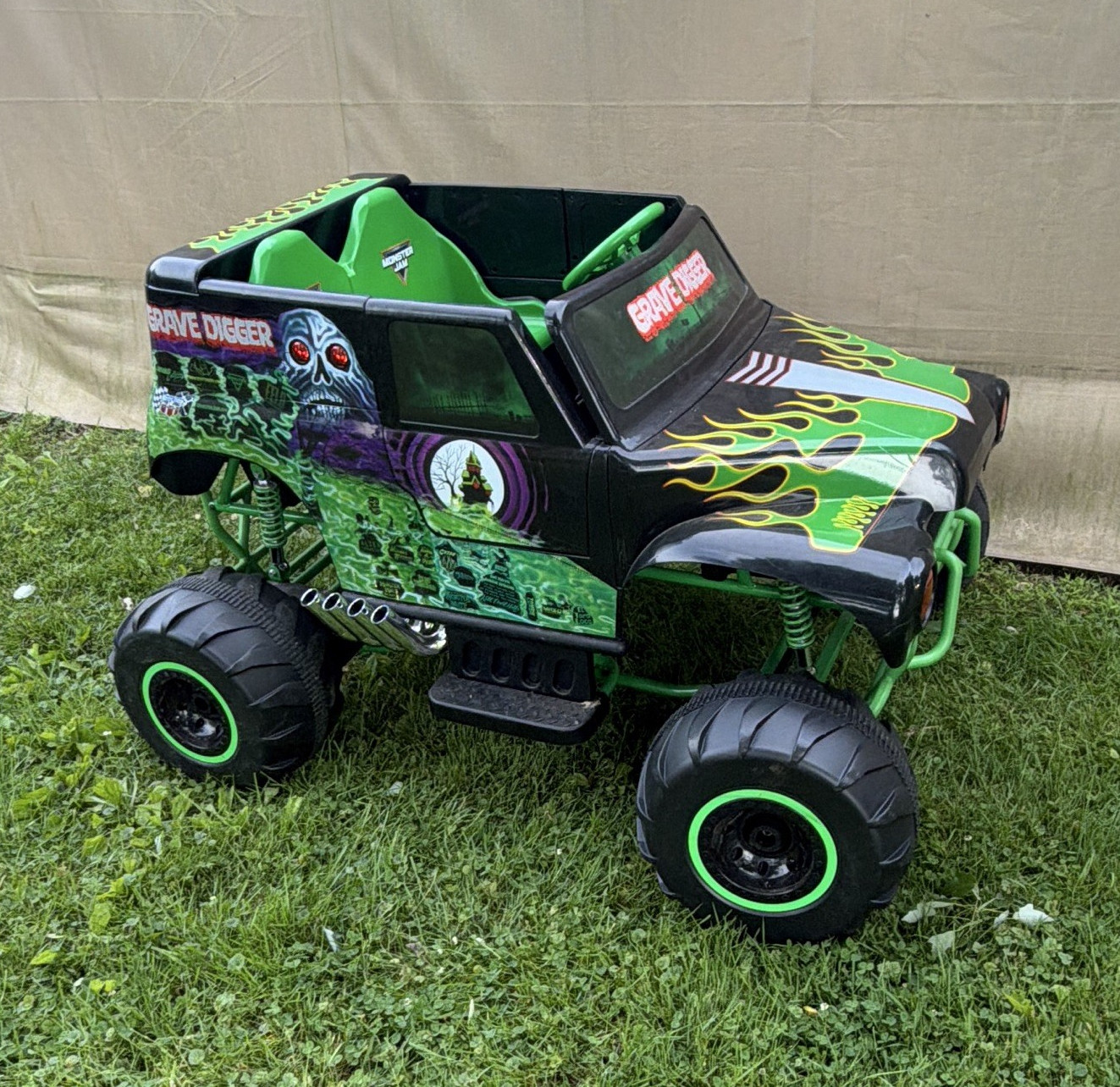 Monster Jam Grave Digger Battery Powered Ride-On Truck Toy, Black/Green