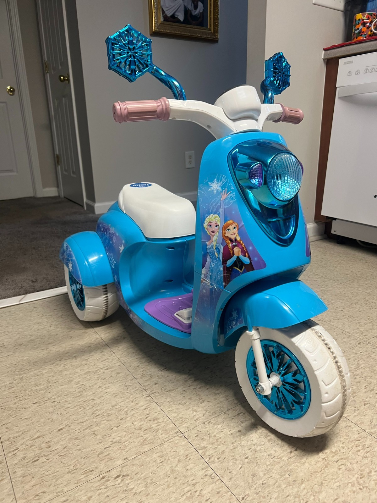 RARE DISNEY FROZEN 3 WHEEL BATTERY OPERATED SCOOTER
