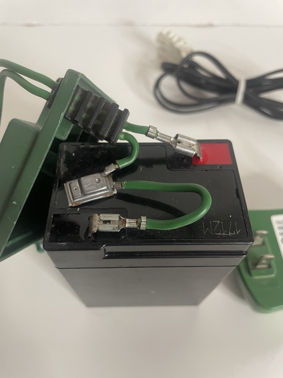 PEG PEREGO 6 VOLT 4 AH 6 VOLT 6 V BATTERY AND CHARGER COMBO IAKB0509 MECB0037U