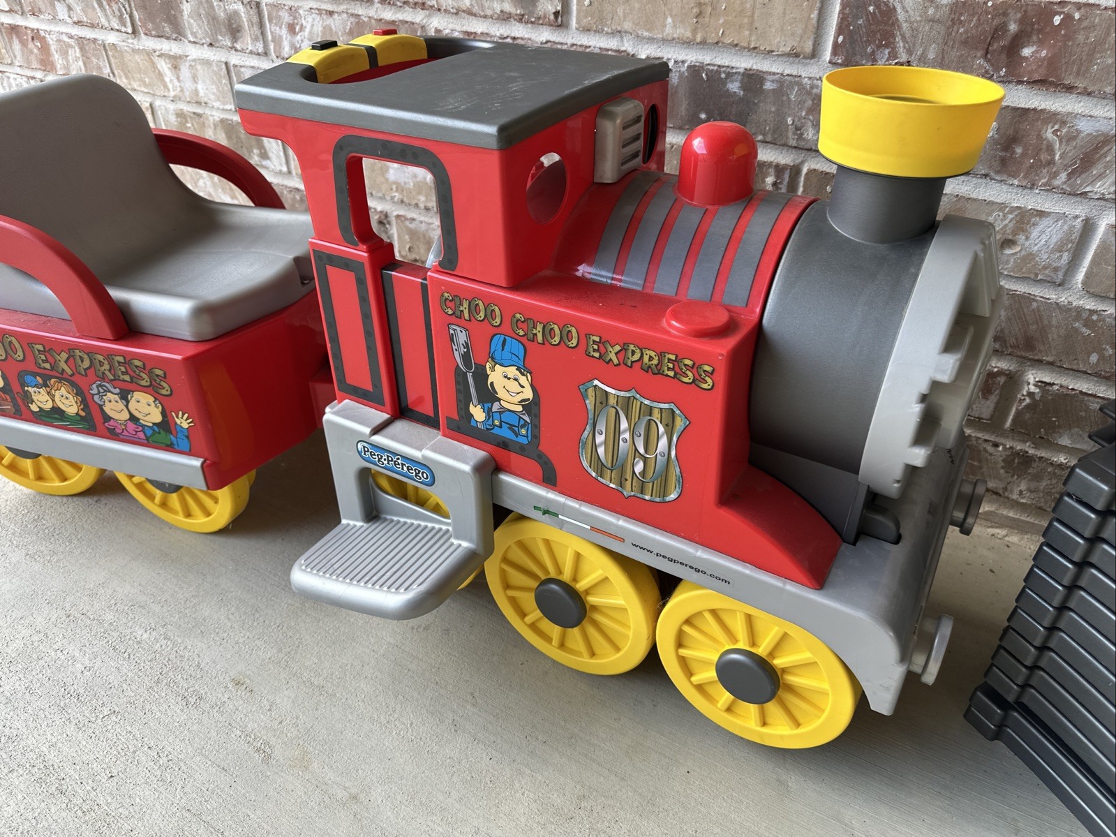 🚂 CHOO CHOO EXPRESS Train Ride On w Track!! Charger & Battery Peg Perego – READ