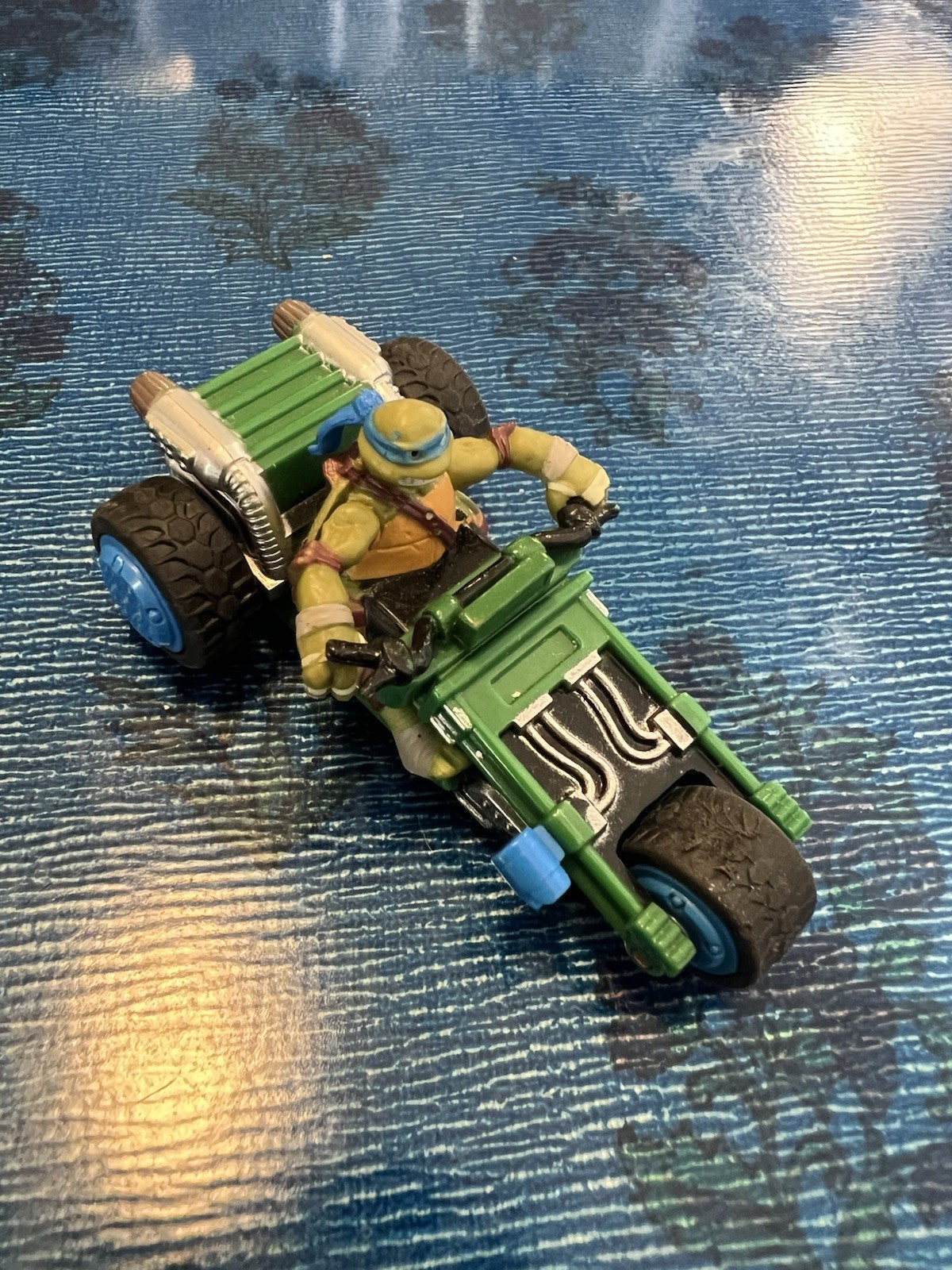 SMALL CARRERRA TEENAGE MUTANT NINJA TURTLE 6V ELECTRIC MOTORCYCLE