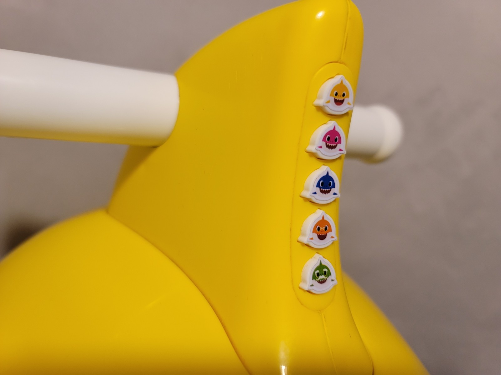 Dynacraft Baby Shark Foot to Floor Unisex Kids Ride-On Toy Age 18-36 Months Fish