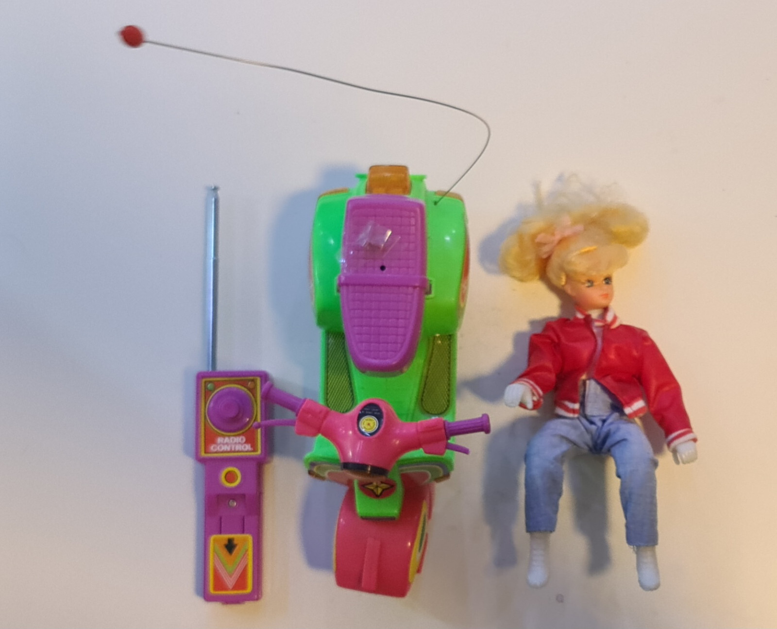 Vintage 90s Fashion Doll with Scooter UNTESTED check fotos for cond. battery op.