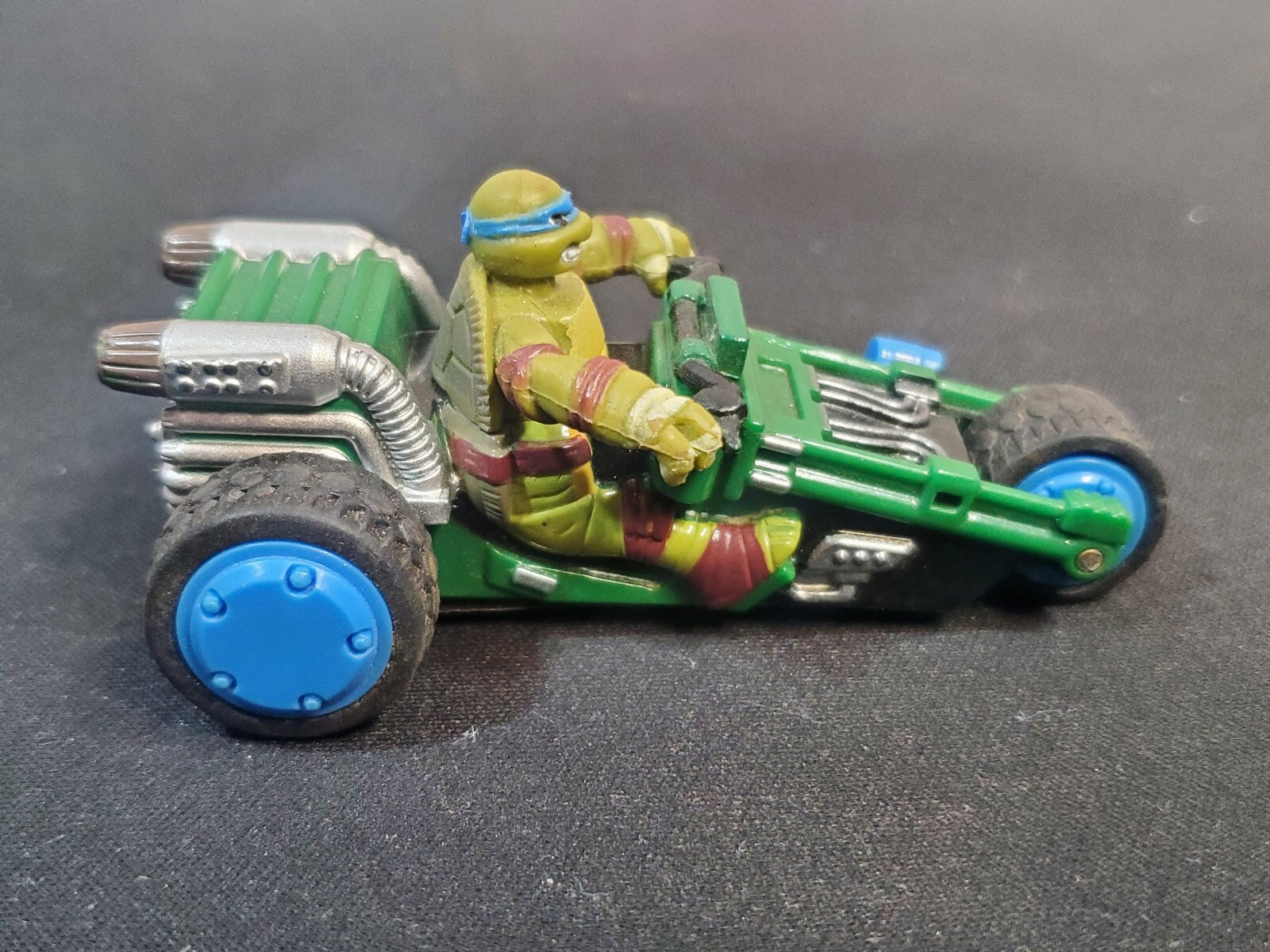 SMALL CARRERRA TEENAGE MUTANT NINJA TURTLE 6V ELECTRIC MOTORCYCLE.