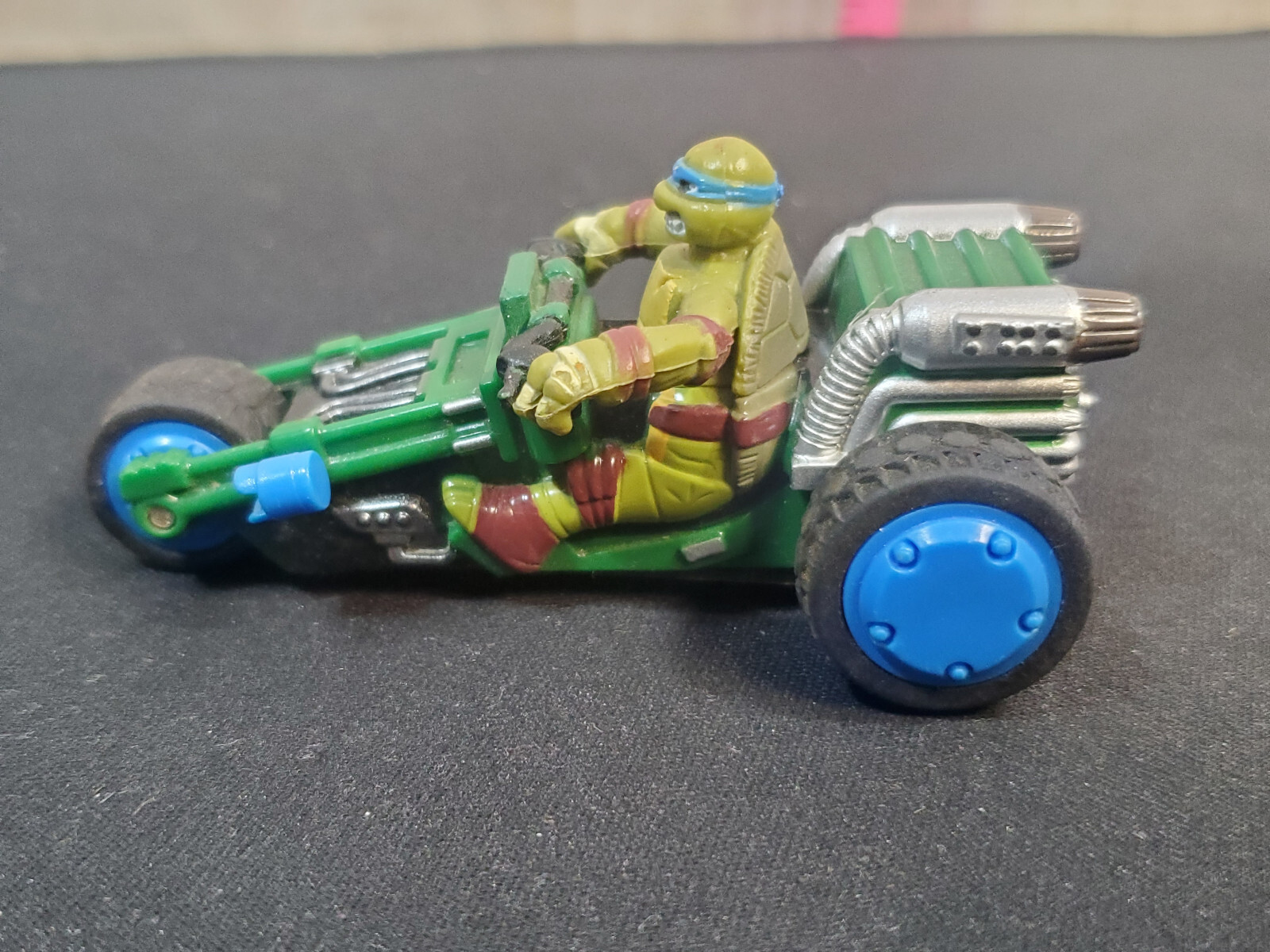 SMALL CARRERRA TEENAGE MUTANT NINJA TURTLE 6V ELECTRIC MOTORCYCLE.