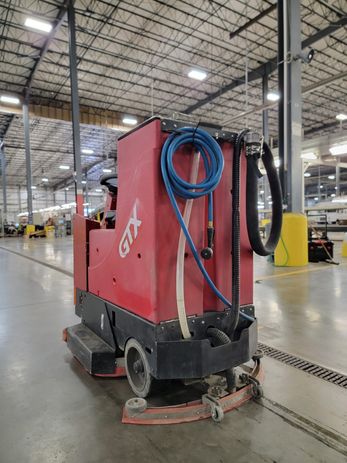 Factory Cat Ride On Autoscrubber