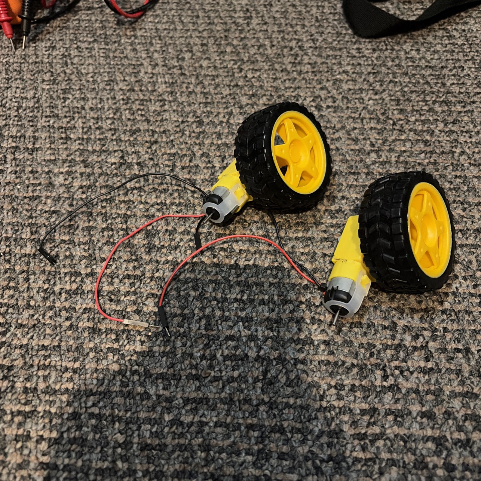 2Pcs Smart Car Robot Plastic Tire Wheel with DC 3-6V Gear Motor for Robot 65 * 2