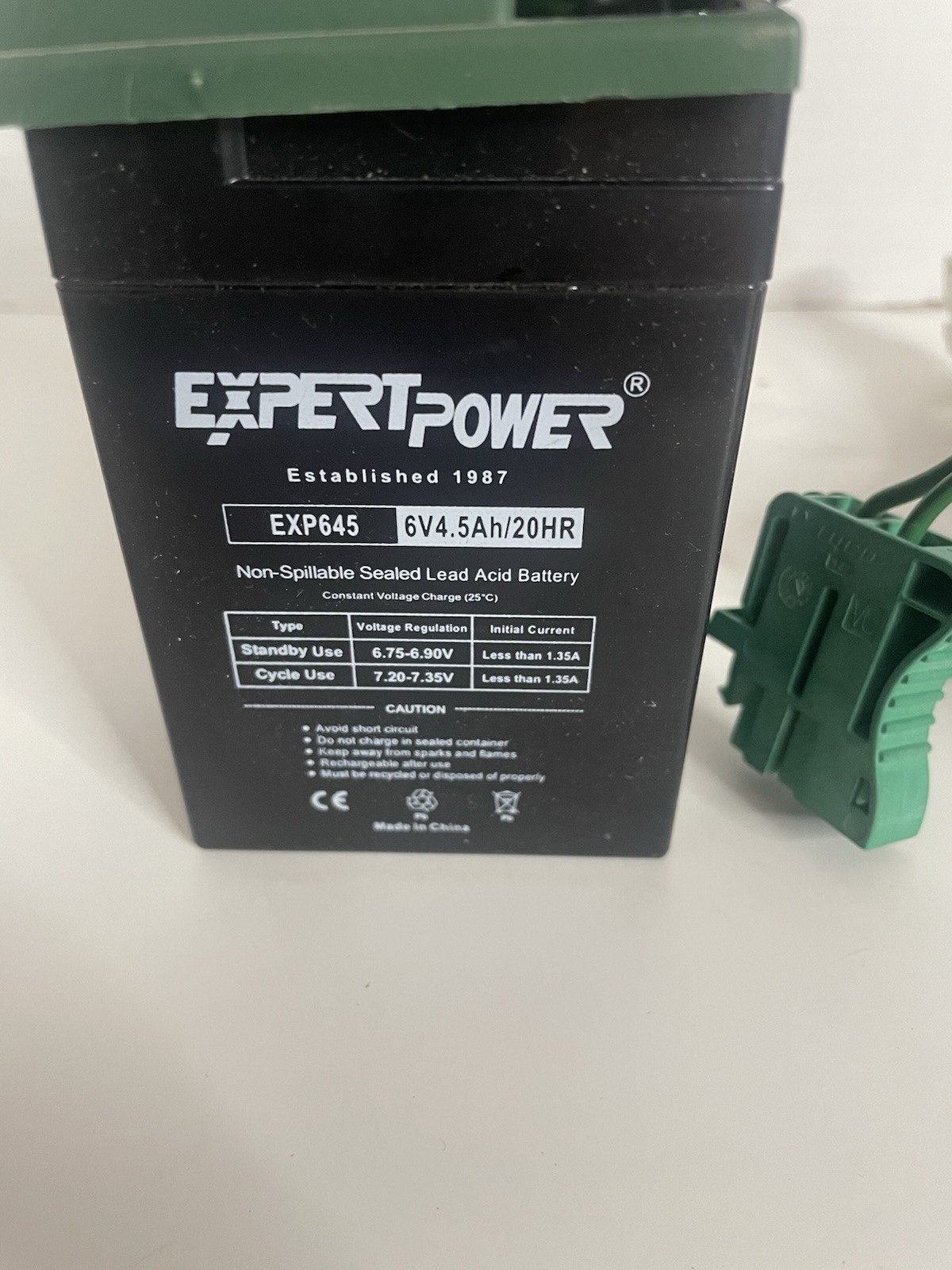 PEG PEREGO 6 VOLT 4 AH 6 VOLT 6 V BATTERY AND CHARGER COMBO IAKB0509 MECB0037U