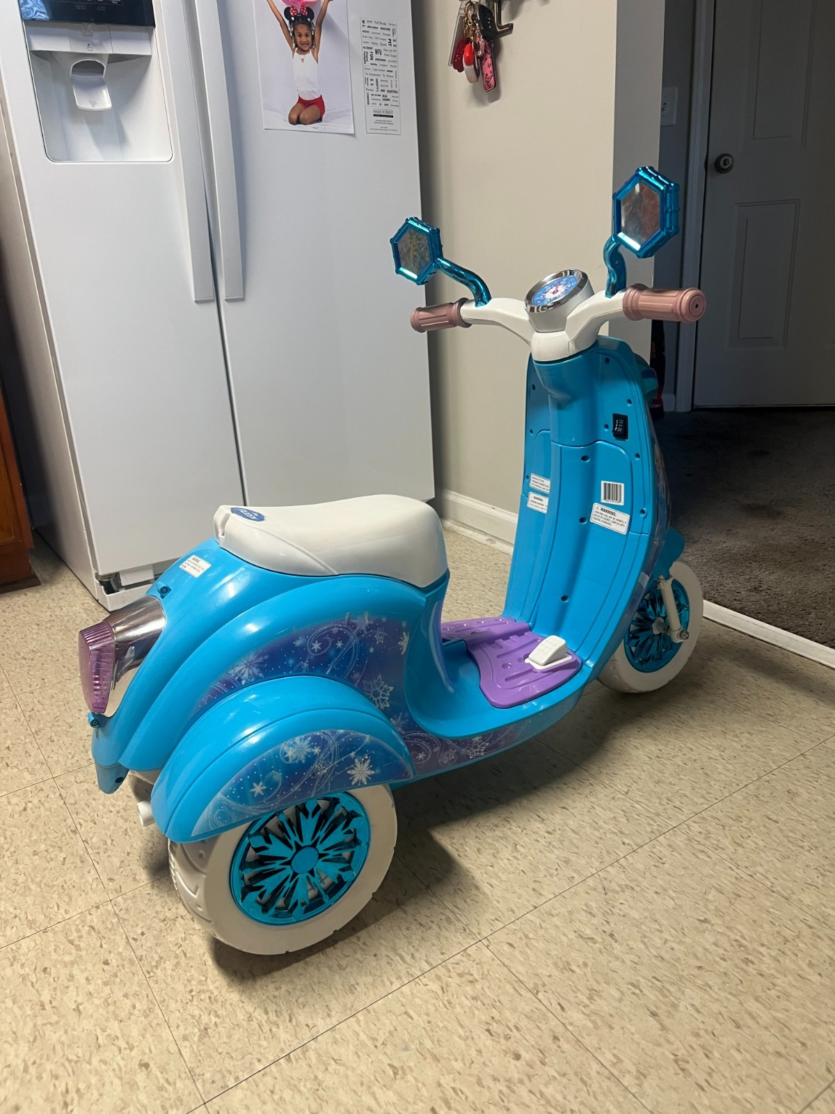 RARE DISNEY FROZEN 3 WHEEL BATTERY OPERATED SCOOTER