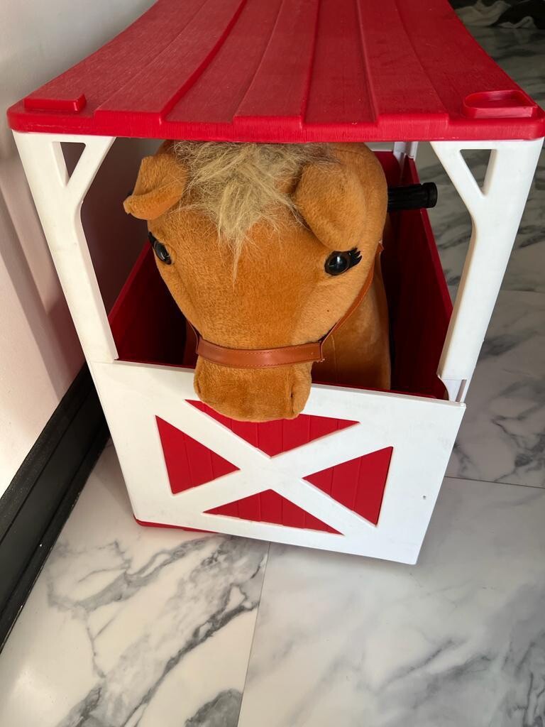 6 Volt Stable Buddies Chestnut Horse Plush Ride-On by Dynacraft With Barn