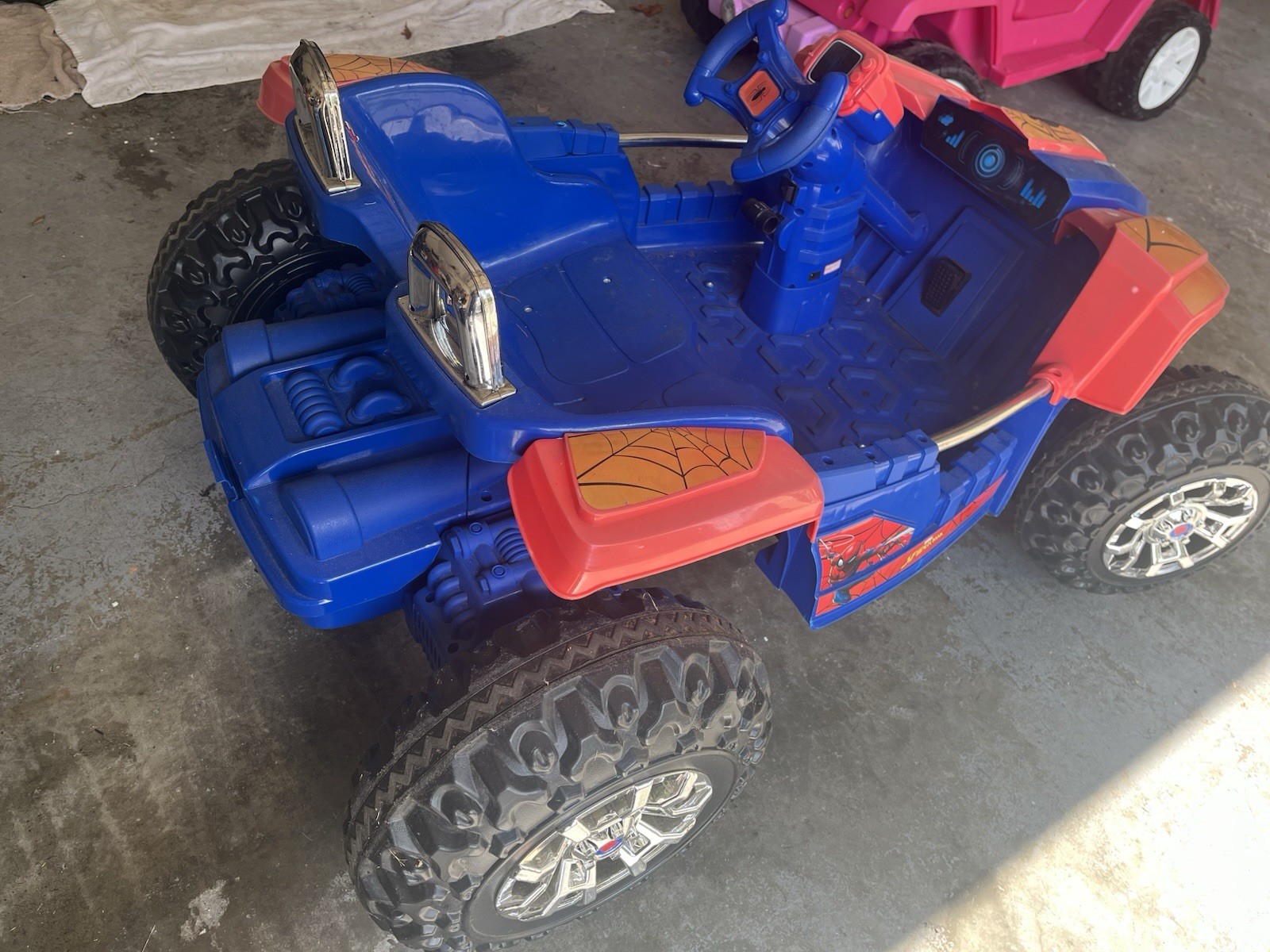 Spider Man Electric Car & Helmet – rechargeable 12-volt battery and charger