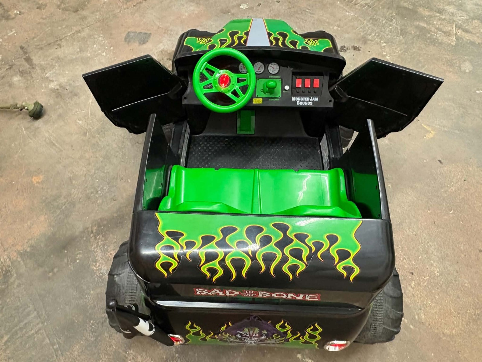 Monster Jam Grave Digger Battery Operated Kids Ride-On Monster Truck 24v