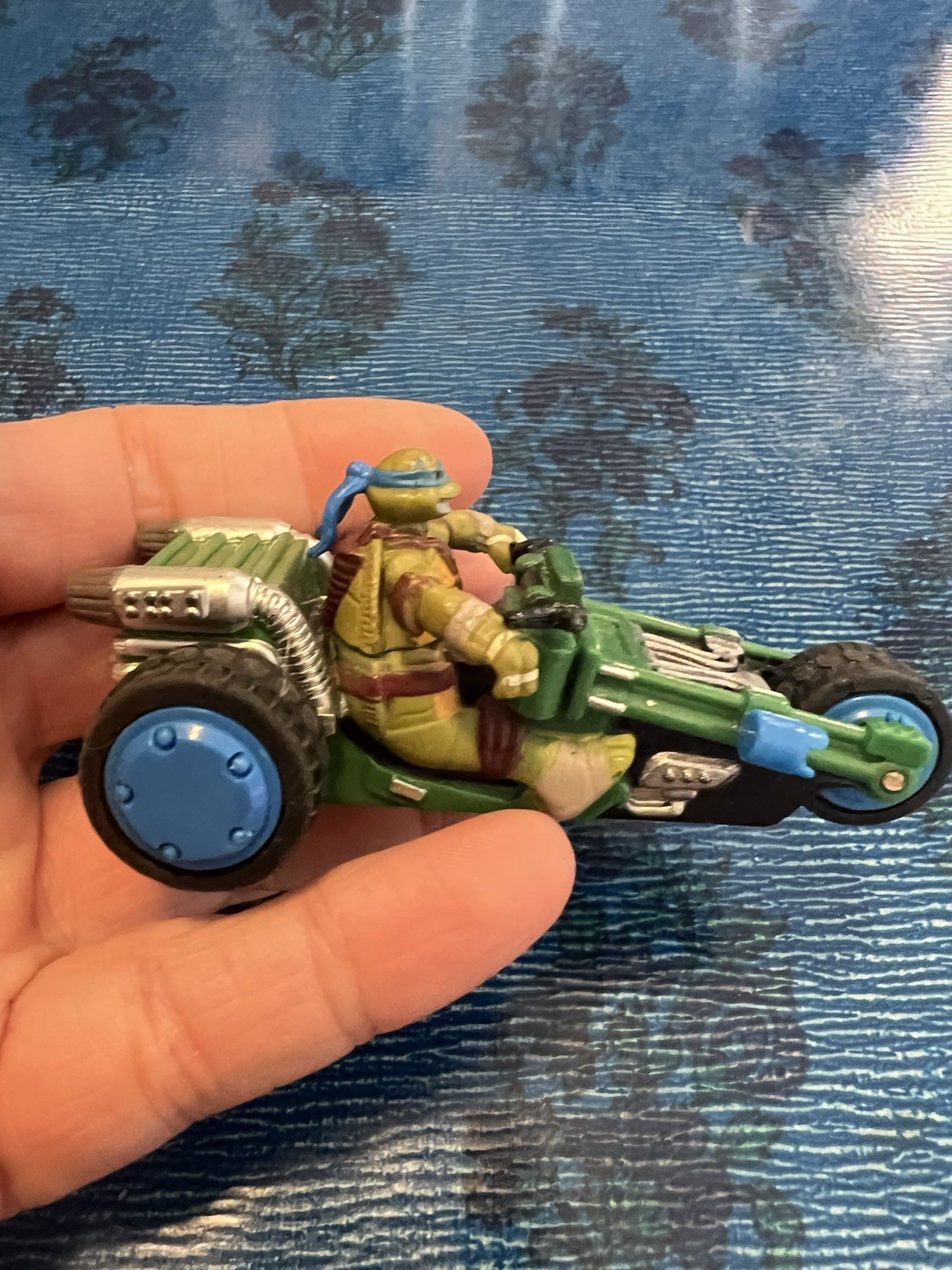 SMALL CARRERRA TEENAGE MUTANT NINJA TURTLE 6V ELECTRIC MOTORCYCLE