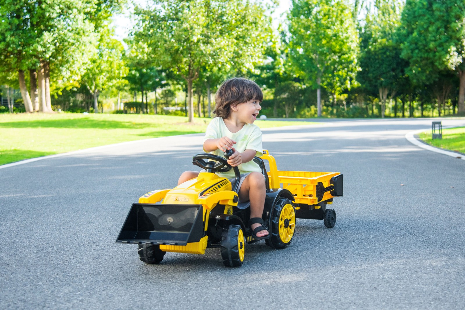 Ride On Cars Tonka 6V Construction Tractor Ride-On with Trailer Kids Ride On